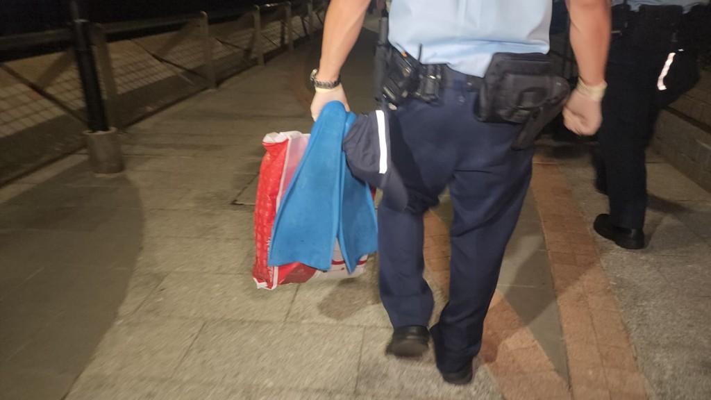 警方帶走死者的一對蛙鞋。黎志偉攝 警方帶走死者的一對蛙鞋。黎志偉攝