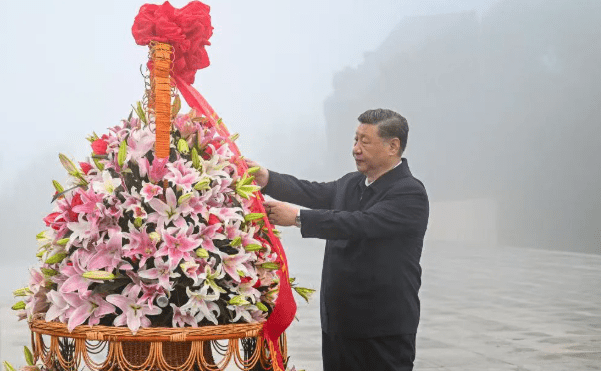 習近平向百團大戰烈士敬獻花籃。新華社 習近平向百團大戰烈士敬獻花籃。新華社