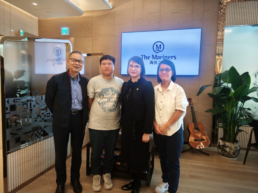 退休海員孔昭華Derek(左一),海員之家總經理胡穎怡Winnie(右二),前海員林鉉錠Tess(右一)及現任海員胡靄淇Phoebe(左二)在新開幕的海員之家咖啡館分享經歷。 退休海員孔昭華Derek(左一),海員之家總經理胡穎怡Winnie(右二),前海員林鉉錠Tess(右一)及現任海員胡靄淇Phoebe(左二)在新開幕的海員之家咖啡館分享經歷。