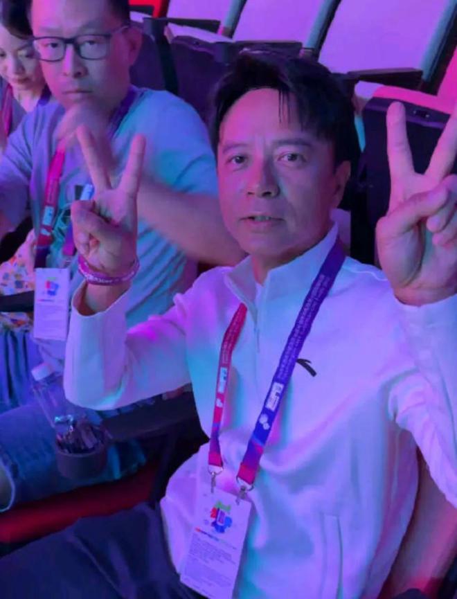 昨日(3日),李克勤在微博上晒出多張與運動員的合照,原來他現身「2025年BWF羽毛球道達爾能源蘇迪曼杯決賽」為中國隊加油打氣。 昨日(3日),李克勤在微博上晒出多張與運動員的合照,原來他現身「2025年BWF羽毛球道達爾能源蘇迪曼杯決賽」為中國隊加油打氣。