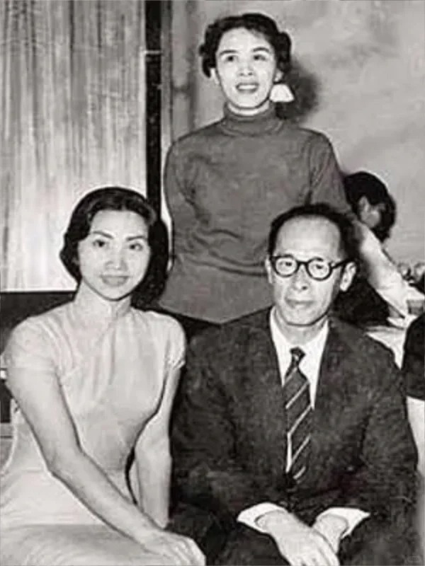 南海十三郎(右)以花影恨生平搬上大銀幕。兩旁為任劍輝及白雪仙。 南海十三郎(右)以花影恨生平搬上大銀幕。兩旁為任劍輝及白雪仙。