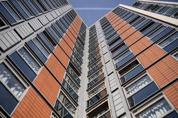 倫敦屋苑「Paragon」 6幢大樓因防火問題，近千名住客須立即遷出。網圖