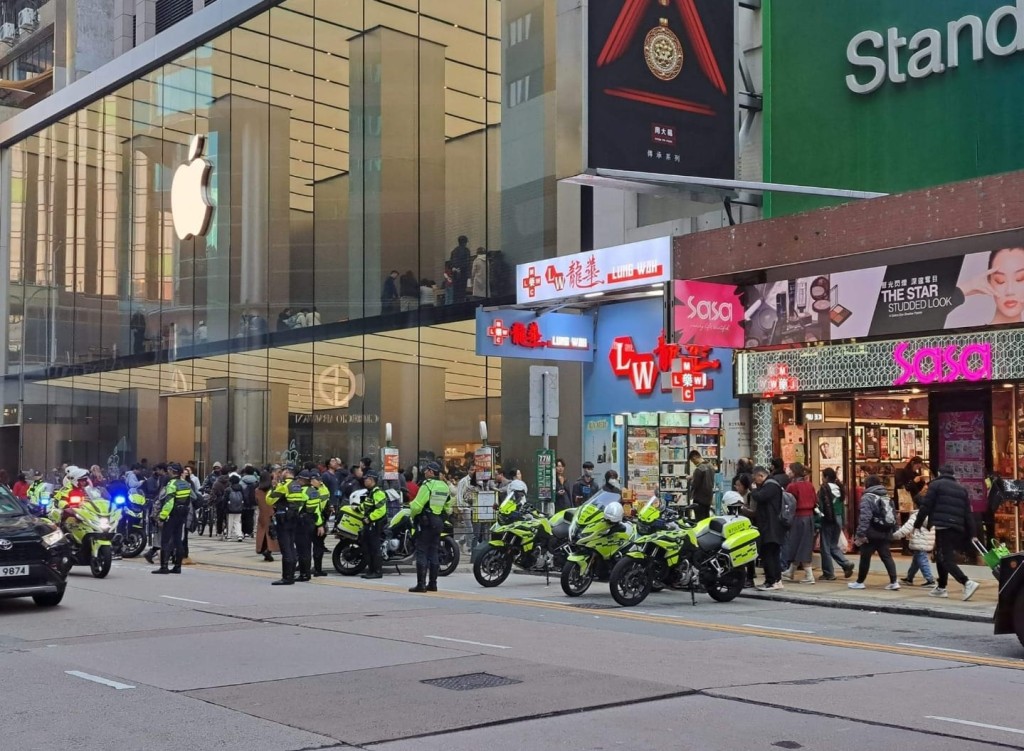 大批警员在尖沙咀维持秩序。fb：香港交通突发报料区突发事故资迅谷