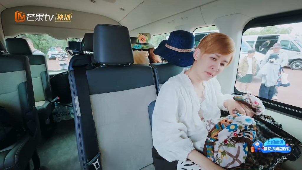 身體微恙的吳君如靠著車椅整理個人隨身物品，神情顯得疲憊又無奈。