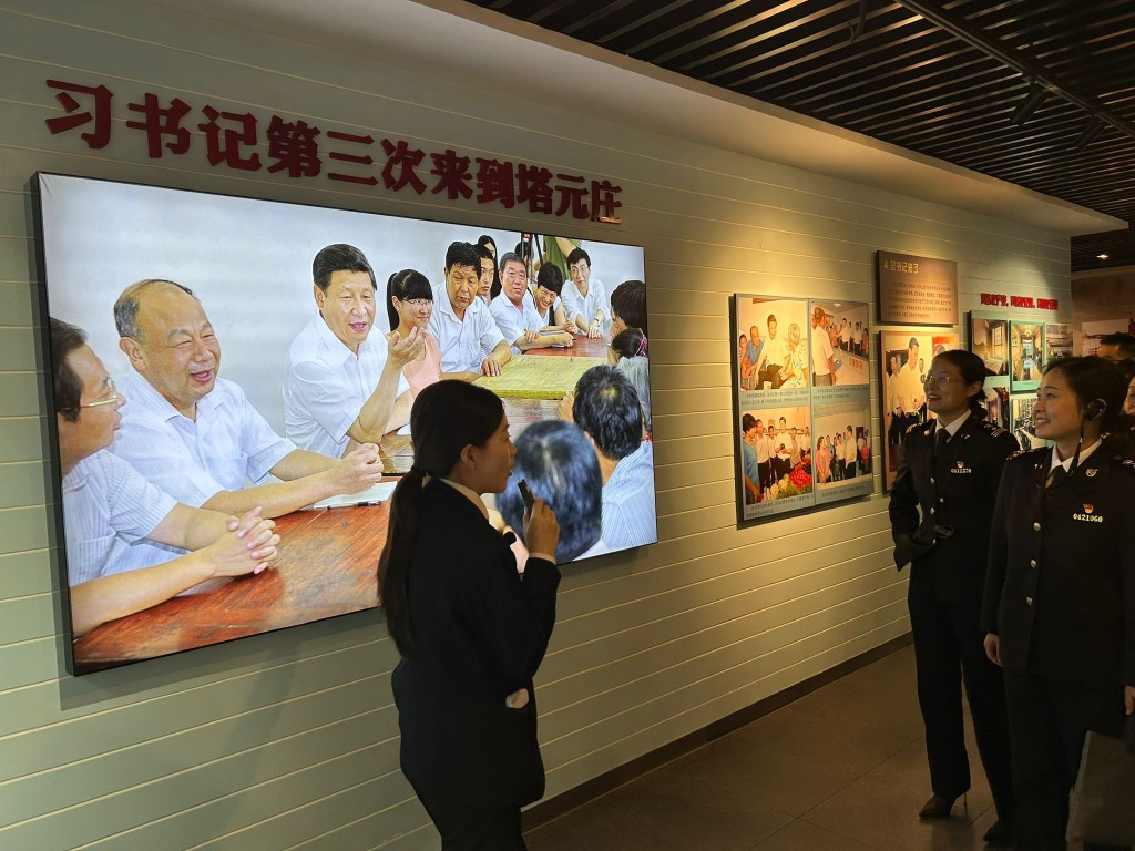 批外地政法系統人員前來塔元莊村村史觀參觀學習。劉克剛攝 批外地政法系統人員前來塔元莊村村史觀參觀學習。劉克剛攝
