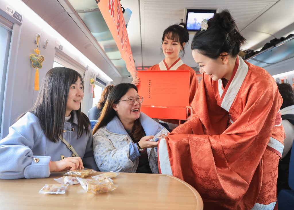 港人熱愛乘坐高鐵在內地各省市旅遊。 新華社