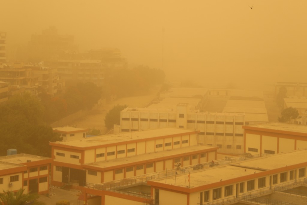 巨大沙尘暴1日开始吹袭埃及首都开罗，造成最少1死5伤。  路透社