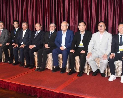 足總昨舉行周年大會選出新一屆管理層，貝鈞奇（左四）成功當選足總主席。王嘉豪攝