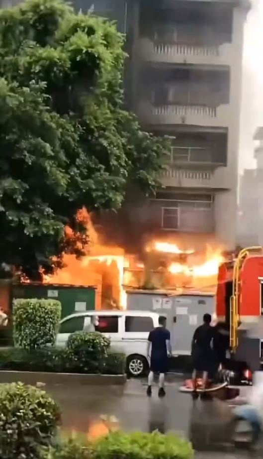廣西梧州3日早上有居民樓起火造成5人死亡。抖音＠男兒哥