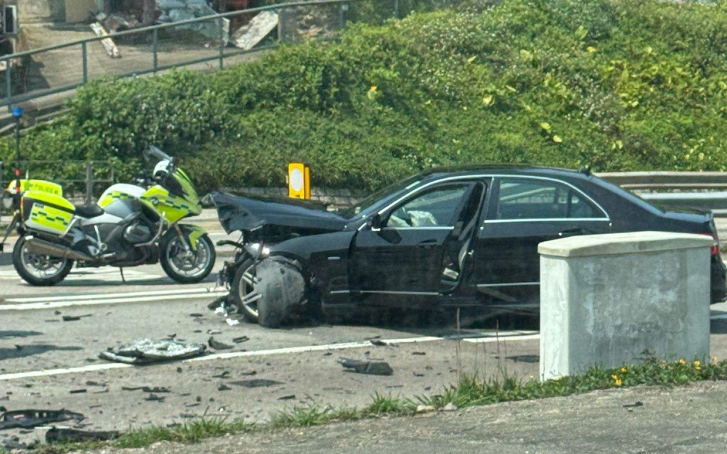 兩車互撼，車頭嚴重受損。FB：車cam L（香港群組）