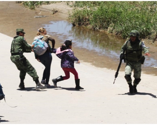 母女被墨西哥士兵阻止衝落水照片全球瘋傳。網圖