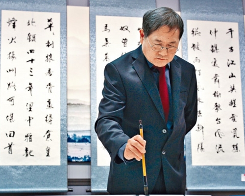 区杰棠用书法为宋皇台及土瓜湾站题字。