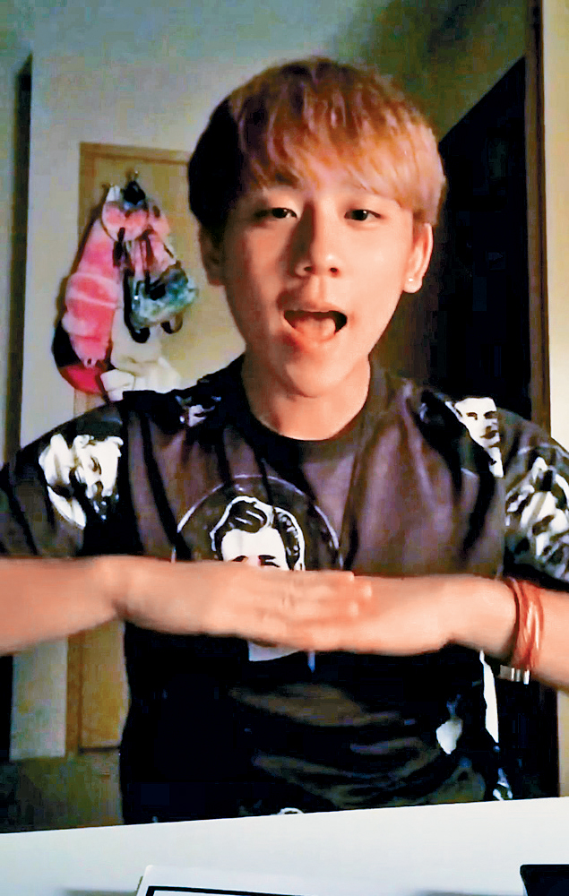 當年相貌青澀的姜濤在舊居夾口型唱歌。