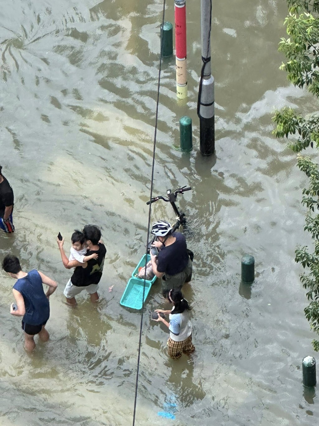 有澳門市民街道中捕魚，不少澳門人「趕海」成功，收穫滿滿。FB圖片
