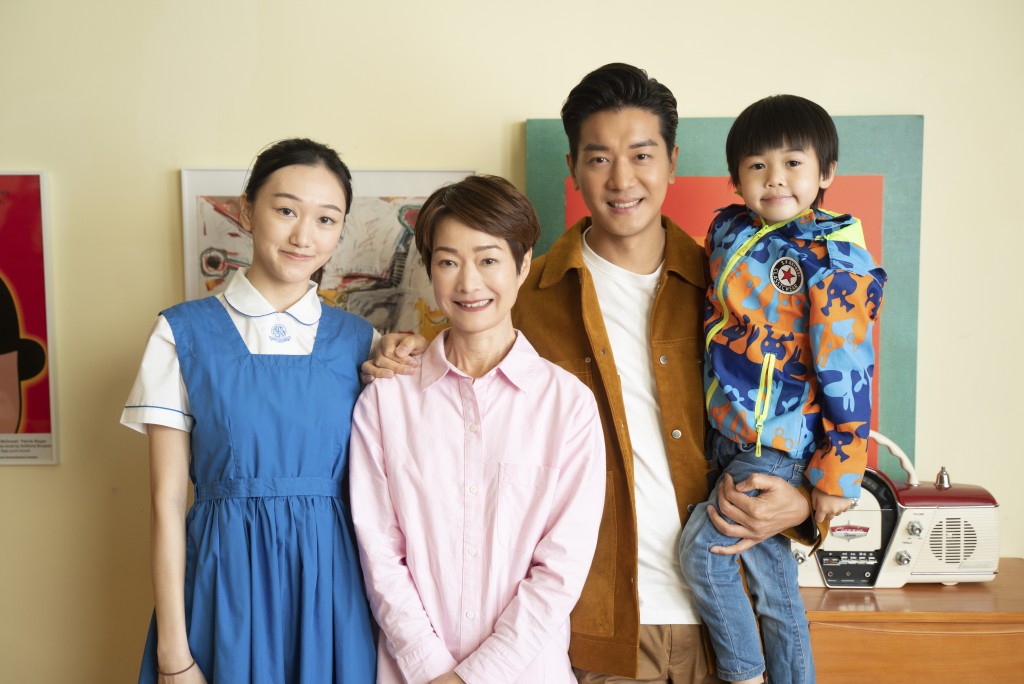 譚玉瑛、黎諾懿與兩位飾演他們童年的小演員合照。