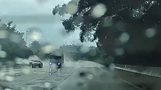 私家車經過積水,水花四濺。 私家車經過積水,水花四濺。