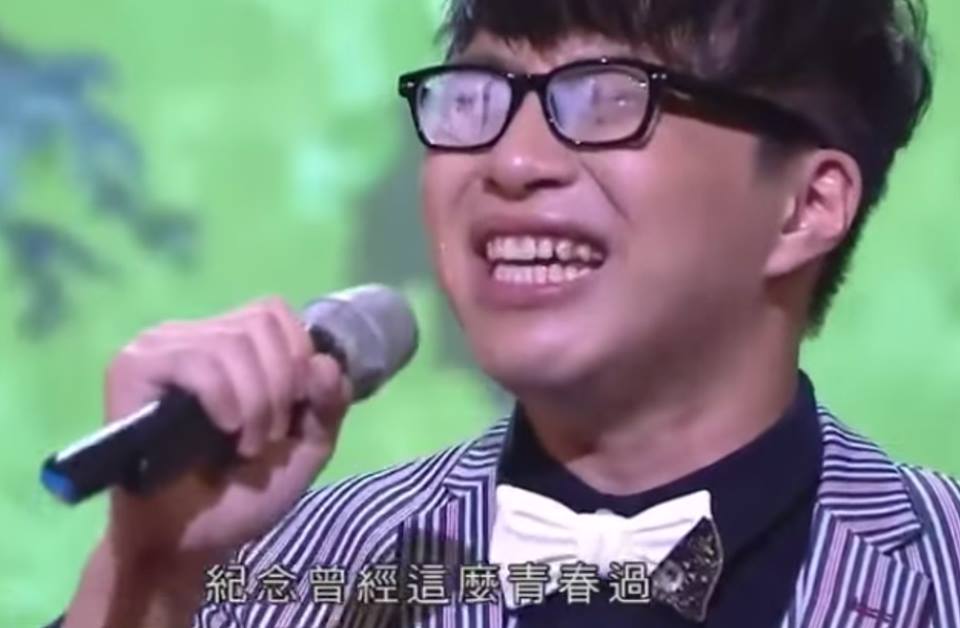 吴业坤在2015年度《劲歌金曲颁奖典礼》夺得「最受欢迎新人奖金奖」 时，激动落泪致眼镜起雾。