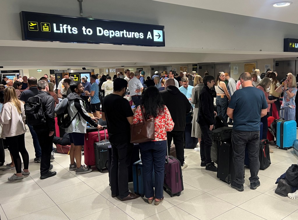 曼徹斯特機場上月曾發生停電事故，影響大批旅客。路透社