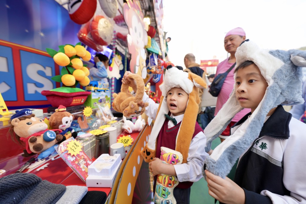 小朋友參觀「懲教先鋒領袖」年宵攤位。