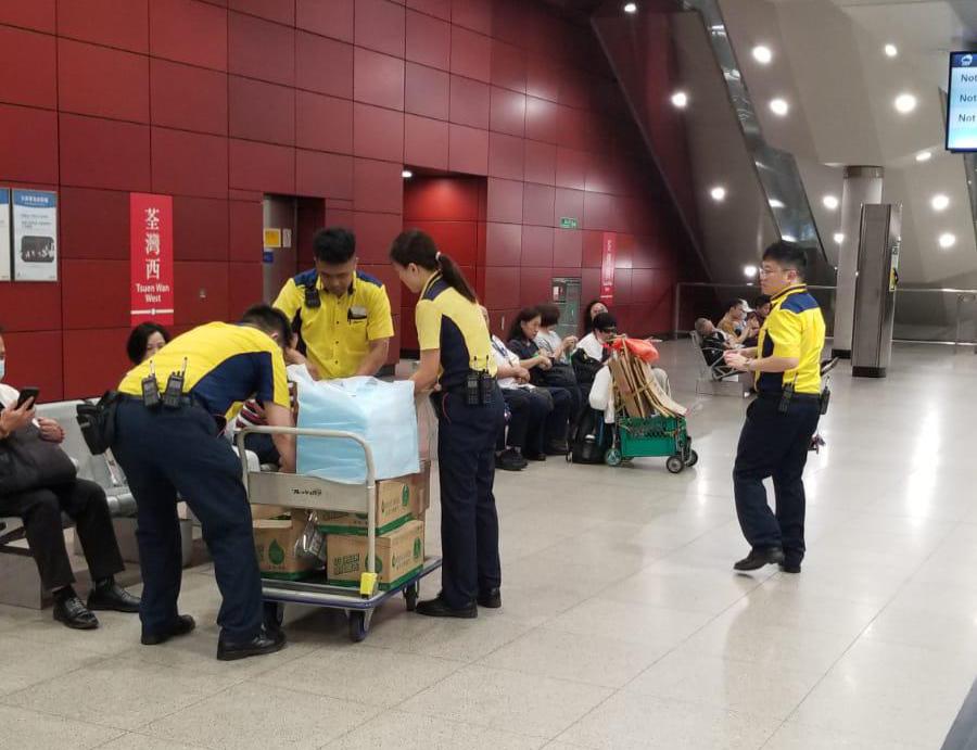 港鐵為行程受影響的乘客盡量提供協助,包括派發水、熱飲及乾糧,設置叉電站等。 港鐵為行程受影響的乘客盡量提供協助,包括派發水、熱飲及乾糧,設置叉電站等。