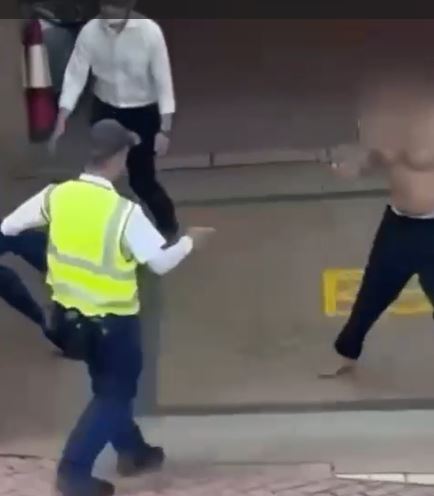 保安員隔開赤膊男與同事。網片截圖