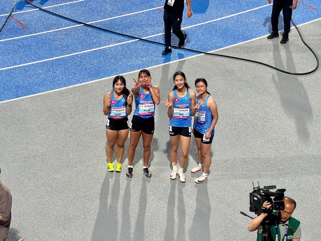 香港女子隊開心刷新港績，功臣包括陳佩琦（左起)、江俊琦、白凱文及鄧焯文。香港田總FＢ 圖