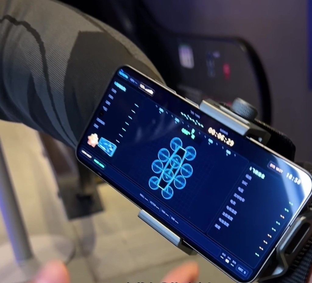 一部手機安裝在滑板內部實時採集飛行姿態數據，另一部手機戴在手腕。 抖音