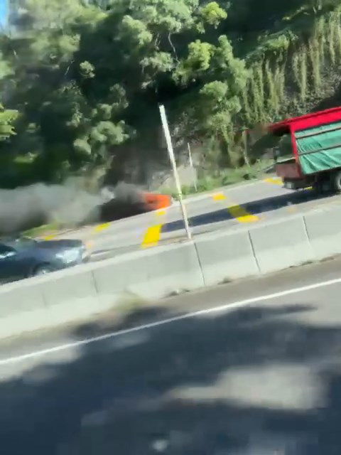 一輛私家車車頭陷入火海。網上片段截圖