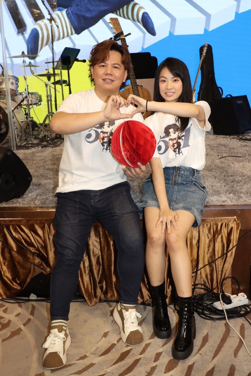 至於生日願望,51歲生日的伍仲衡希望老婆減肥成功:「佢好想瘦,結婚後有幸福肥,但知佢內心唔開心,但佢肥瘦我都咁愛佢。」 至於生日願望,51歲生日的伍仲衡希望老婆減肥成功:「佢好想瘦,結婚後有幸福肥,但知佢內心唔開心,但佢肥瘦我都咁愛佢。」