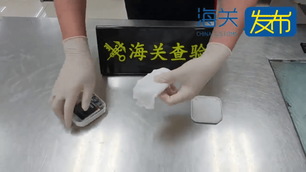 海关关员在充电宝发现藏匿的冰毒。
