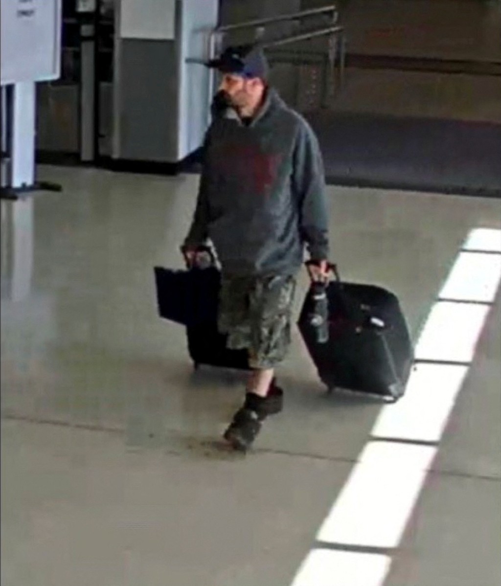 疑犯穆夫利在宾州利哈伊谷国际机场拉著藏有爆炸品的行李箱。路透社