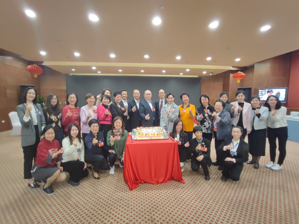 港区政协委员在驻地庆祝妇女节，中联办主任郑雁雄也有参加。