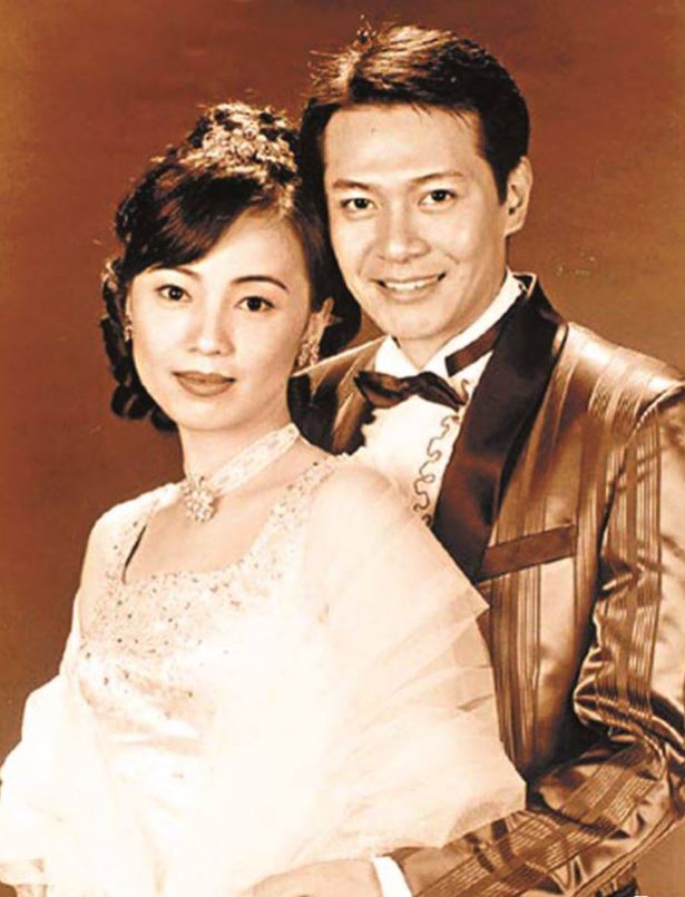 江華與鄧萃雯在1996年亞視劇集《我和春天有個約會》撻着，當時江華已跟麥潔文結婚4年。