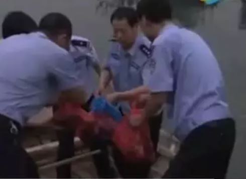 警方在河中打捞出案件相关物品。