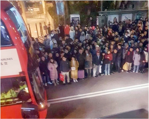 通宵巴士班次疏落,未能及時疏導旅客。