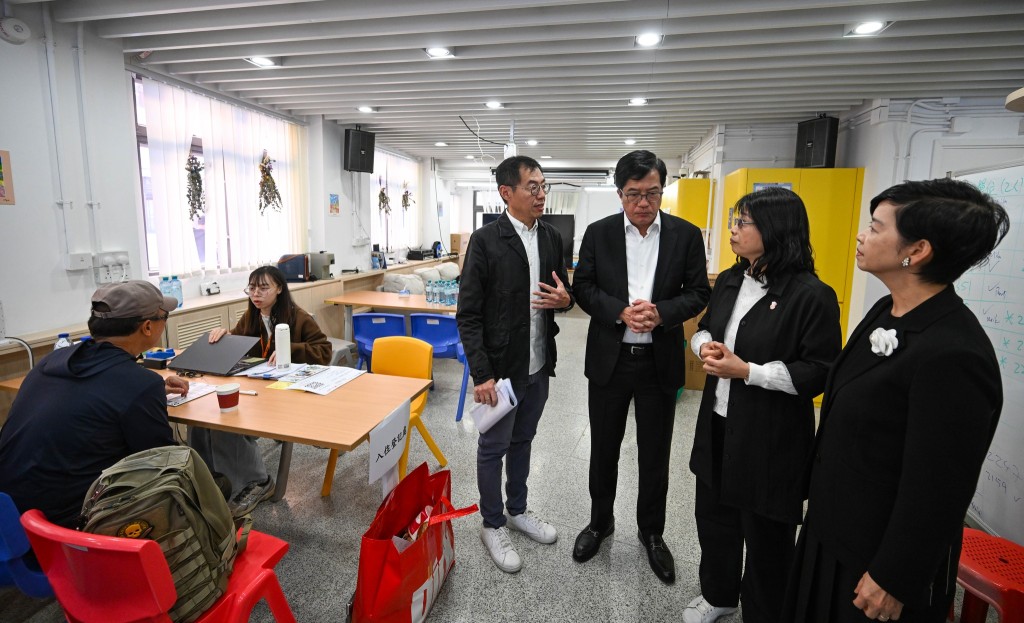 財政司副司長黃偉綸和何永賢今日到過渡性房屋項目「路德會雙魚薈」了解接收受影響居民的情況。黃偉綸fb