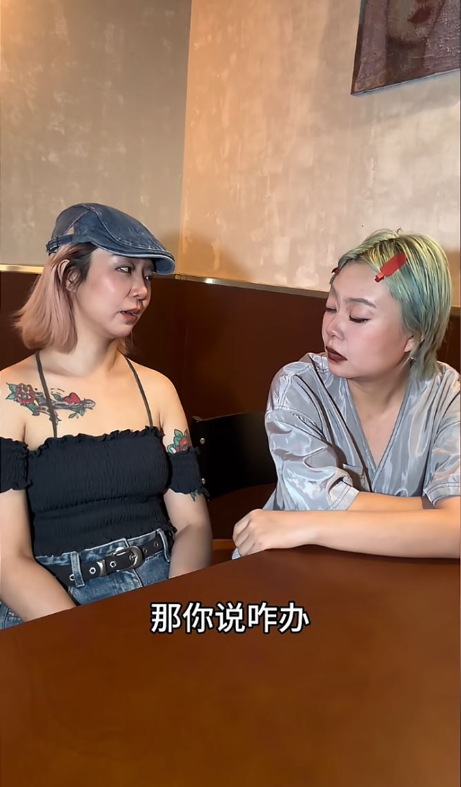 甘肃敦煌2女子以150万人民币开设女性友好的无烟酒吧，开心执笠。