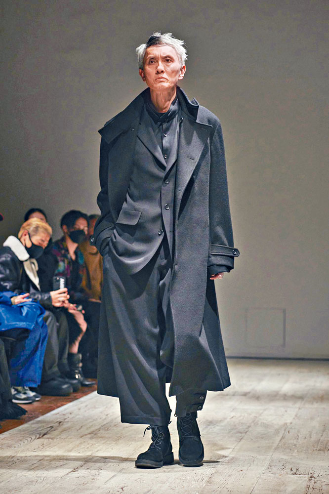 《孤獨的美食家》松重豐為山本耀司做模特兒，大晒不同魅力。