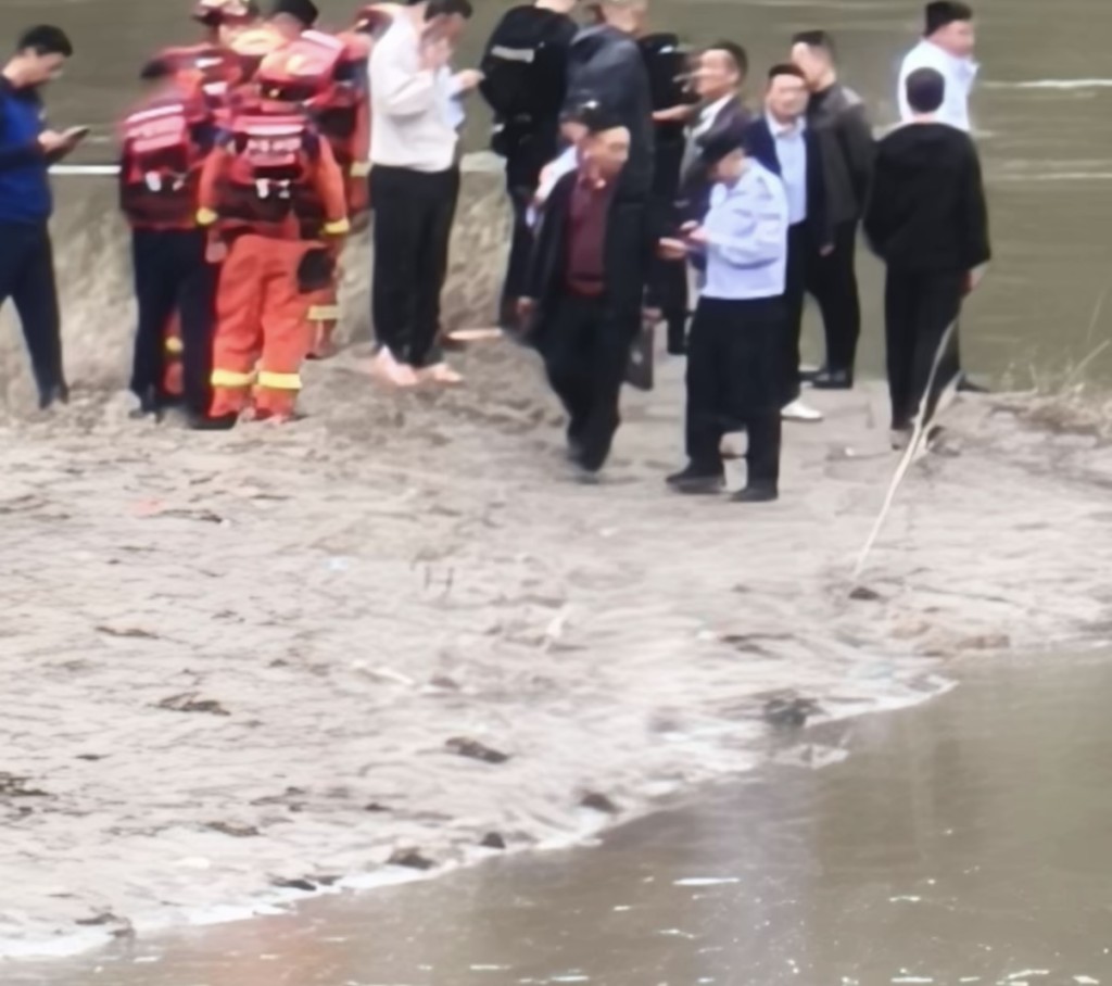 陜西新郎婚禮前跳河遭沖走。抖音@陽光玫瑰 陜西新郎婚禮前跳河遭沖走。抖音@陽光玫瑰