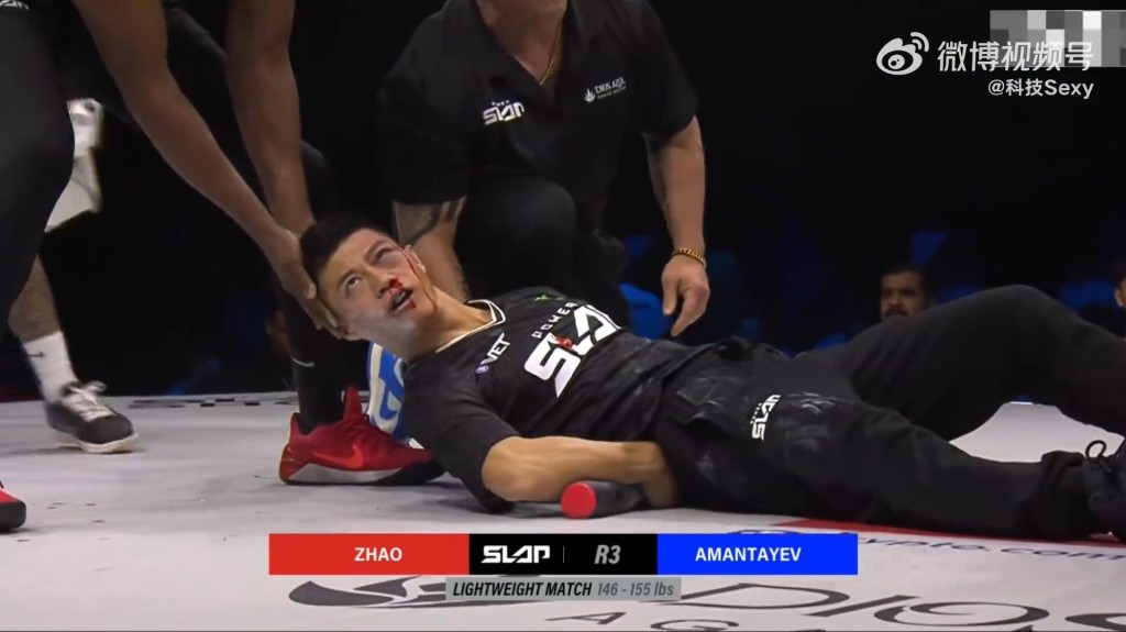 趙鴻剛在打耳光比賽中,被對手KO打至翻白眼。微博@科技Sexy 趙鴻剛在打耳光比賽中,被對手KO打至翻白眼。微博@科技Sexy