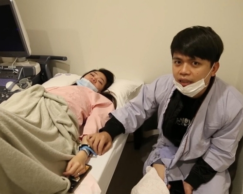 台灣網紅YouTuber蔡阿嘎周二下午騎電單車載孕妻「二伯」出門受襲。(網圖)