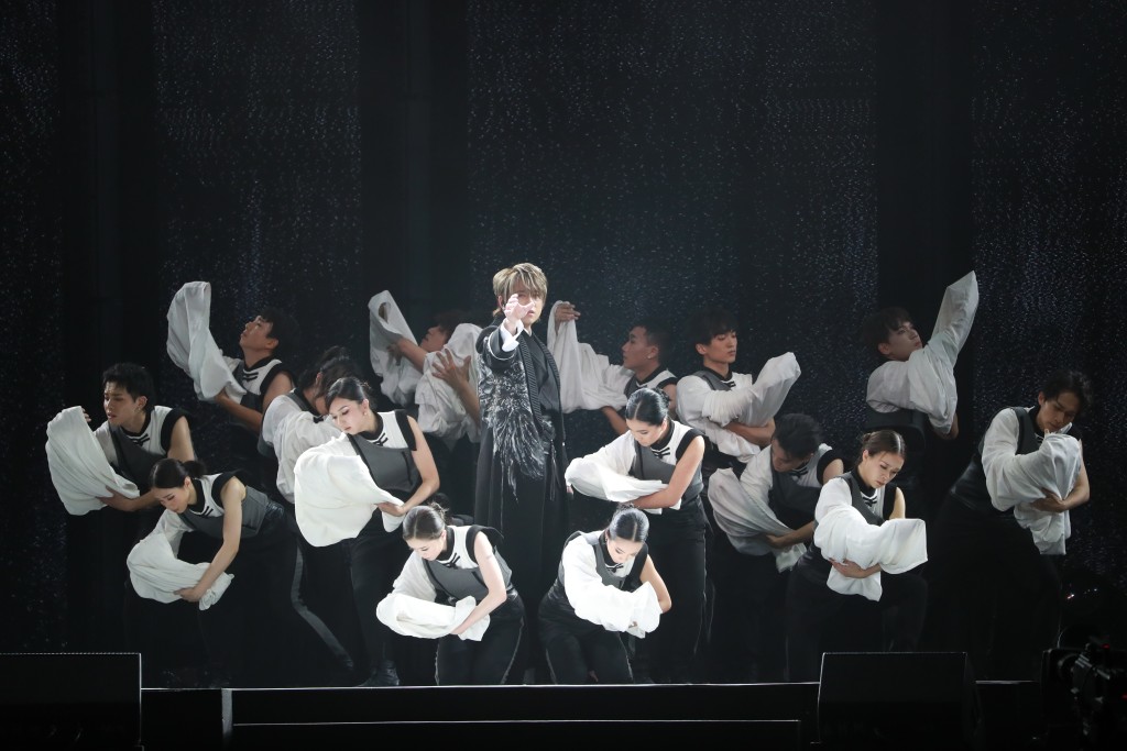 姜涛与Dancers合作默契呈现完美效果。