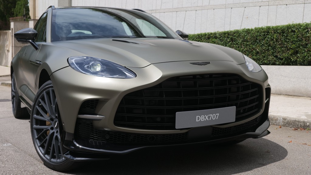 ●DBX707測試車加有啞面灰綠色車、23吋鍛造輪圈及碳纖維配飾等，總出車價接近500萬元。