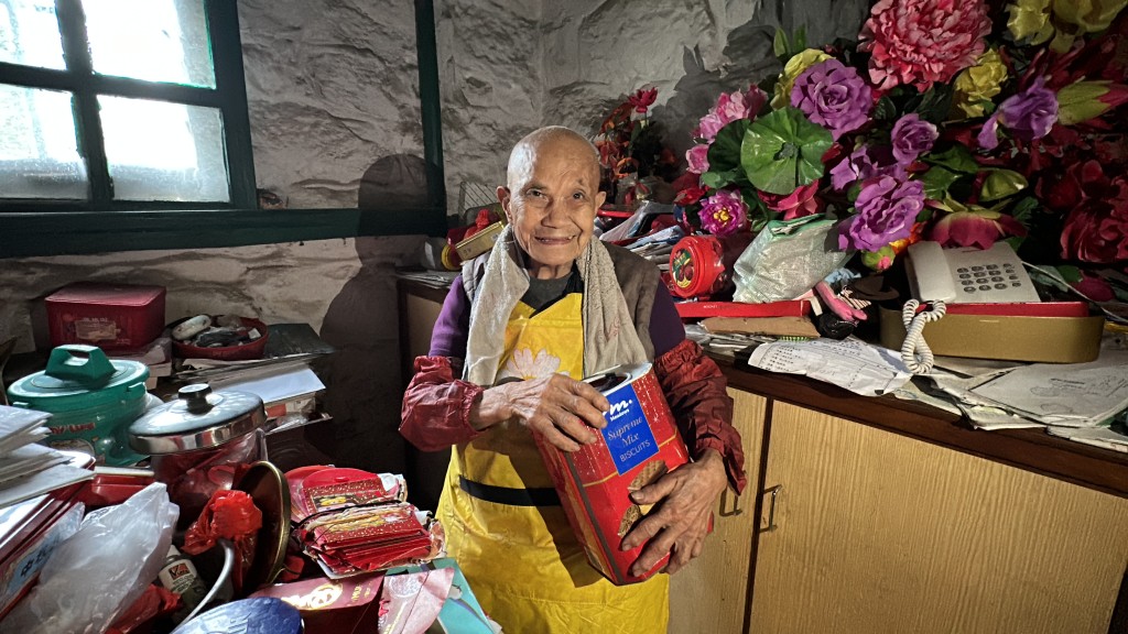 被偷竊的女僧侶姓蘇，82歲，她兩歲時開始居於上址，10歲出家後，至18歲受戒，法號釋樂道，其後開始獨自在上址生活。梁國峰攝