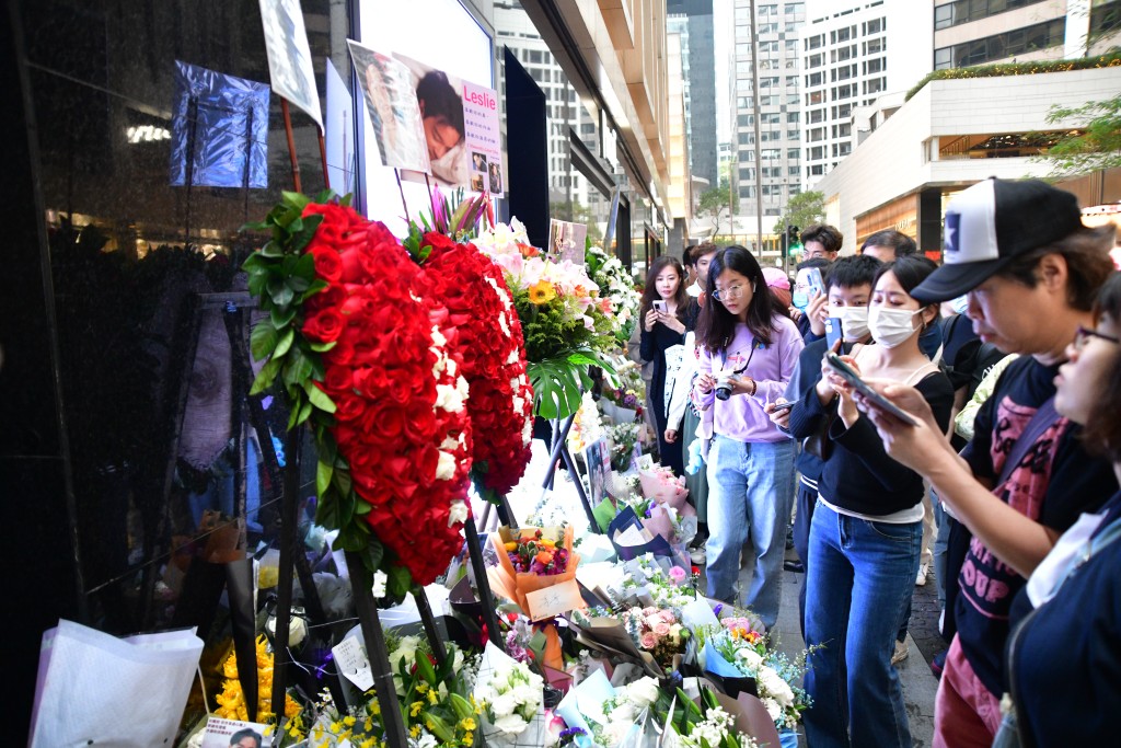 大量「哥迷」位于中环的香港文华东方酒店进行悼念。