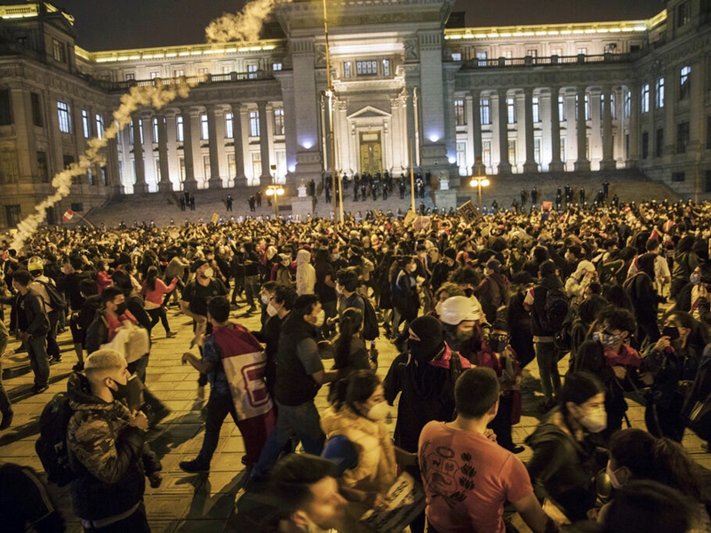 警方使用橡胶子弹及催泪弹驱散心群。AP图片