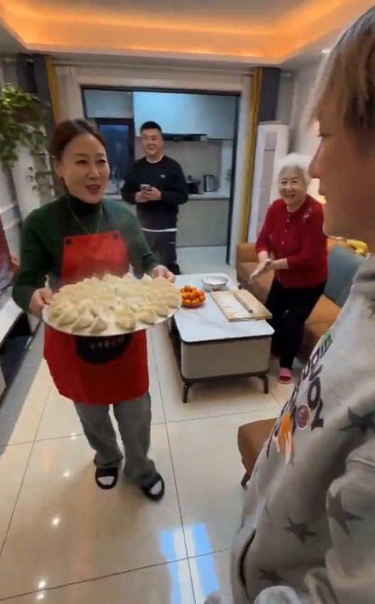 刘维借助AI生成，重温与至亲团圆的温馨。抖音