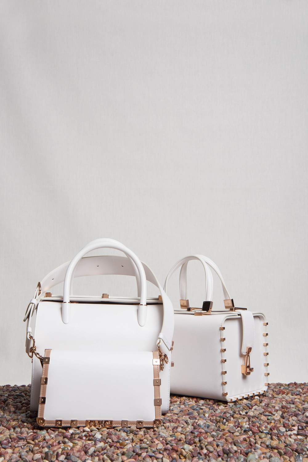 左/Gabriela Hearst白色手袋/各/售價待定/L、右/白色Sabi Bag/$24,500/Lane Crawford，飾以獨特的金屬細節，帶來吸睛焦點。