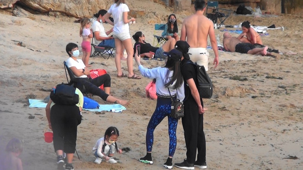 郭氏夫婦在夕陽下頭貼頭甜蜜自拍。