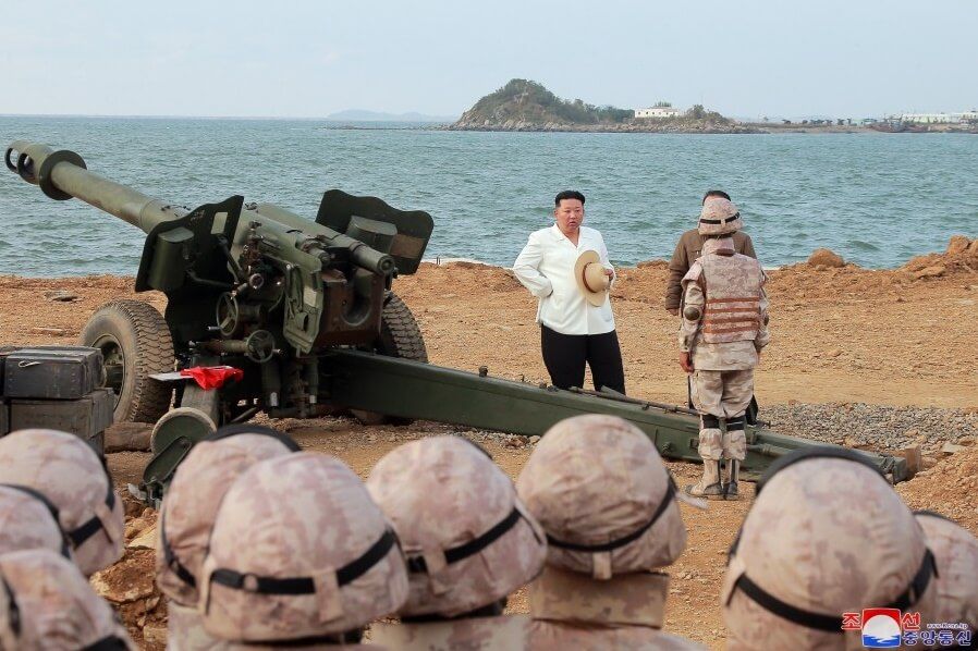 金正恩視察9月25日至10月9日朝鮮人民軍戰術核武器運用部隊先後實施的彈道導彈發射。朝中社/AP